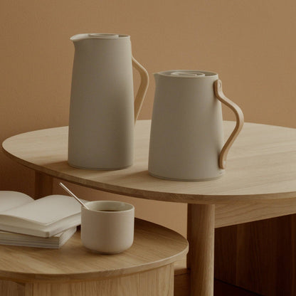 Emma vacuum jug with tea brewer - 1 L - soft sand Studio Nordhaven