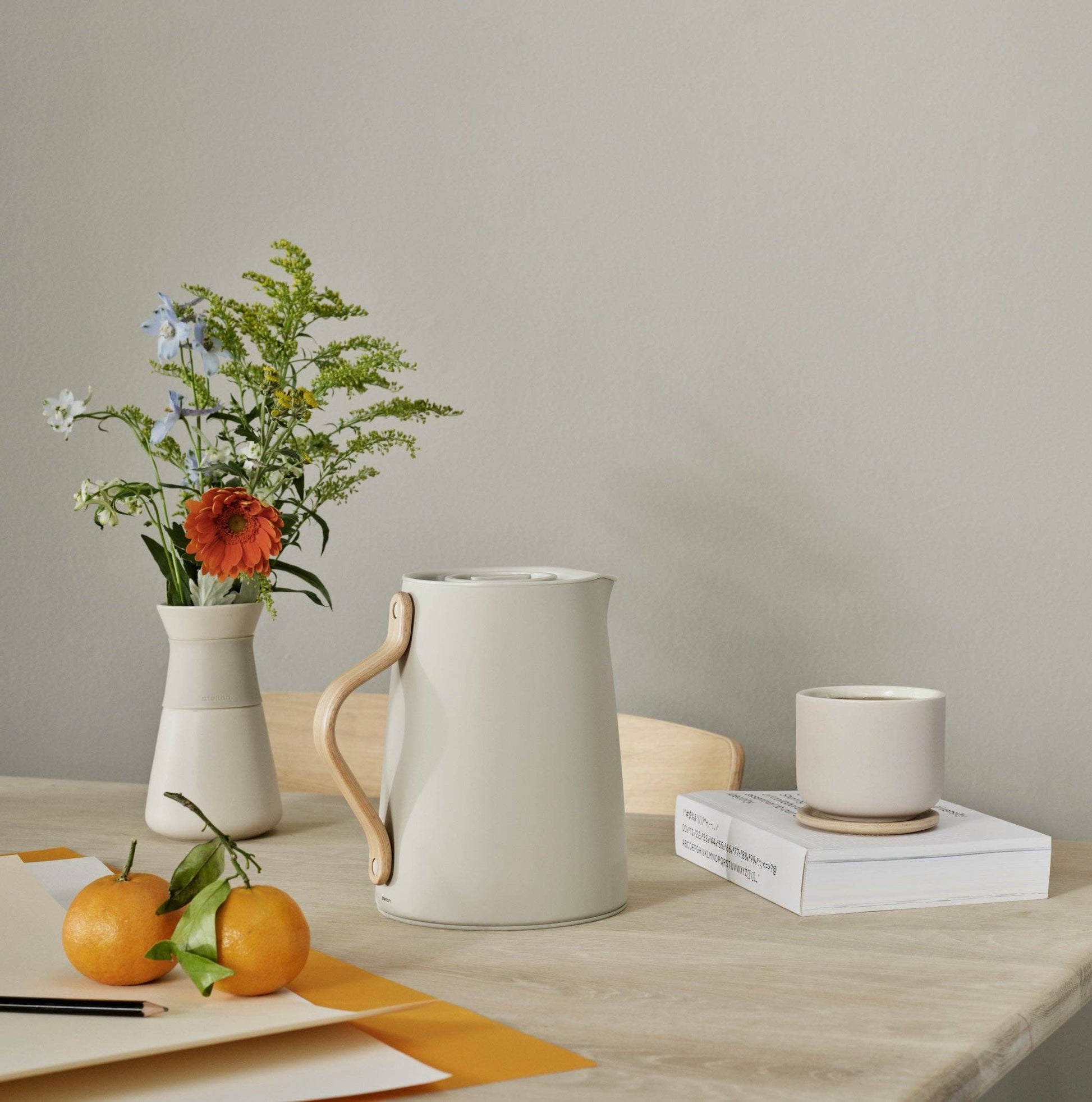 Emma vacuum jug with tea brewer - 1 L - soft sand Studio Nordhaven