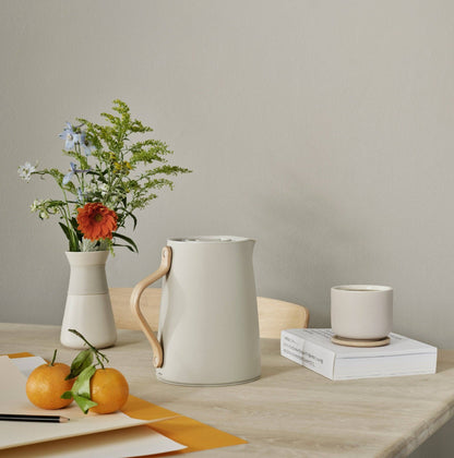 Emma vacuum jug with tea brewer - 1 L - soft sand Studio Nordhaven