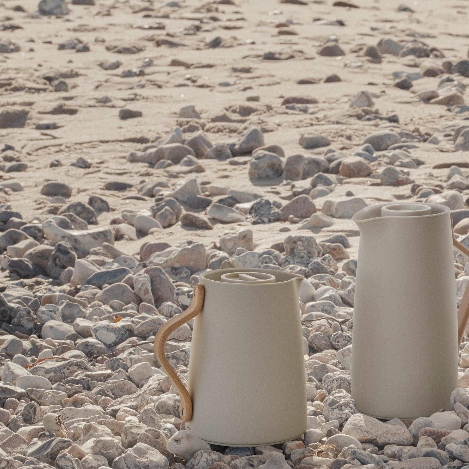 Emma vacuum jug with tea brewer - 1 L - soft sand Studio Nordhaven