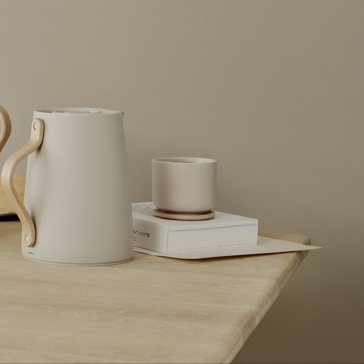 Emma vacuum jug with tea brewer - 1 L - soft sand Studio Nordhaven